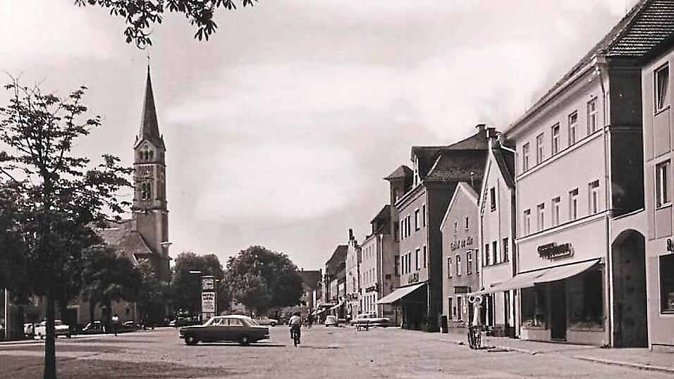 Der rechtsseitige Ludwigplatz mit dem Gasthof &bdquo;Zur Alm&ldquo;.