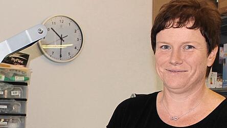 Kerstin Brosig am Herzst&uuml;ck ihrer Firma, der Sublimationspresse. Gerade produziert sie eine der aktuellen Mund-Nasen-Schutz-Masken f&uuml;r die Pfarrei Walderbach/Reichenbach/Neub&auml;u.