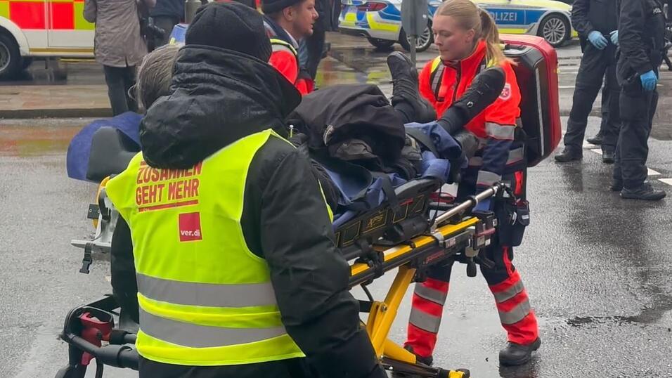 Fotos vom Stiglmaierplatz zeigen verstreute Gegenstände, das Auto des Fahrers, Menschen in Aufruhr. Fotos vom Stiglmaierplatz zeigen verstreute Gegenstände, das Auto des Fahrers, Menschen in Aufruhr.