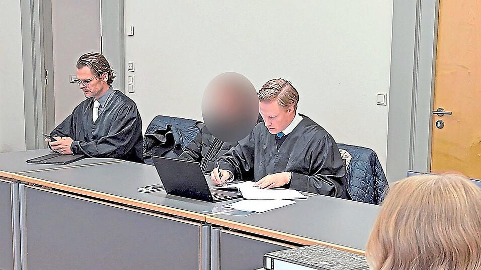 &Ouml;ffentlich wurde Anklage erhoben, obwohl der junge Mann wenigstens in einem Fall noch Jugendlicher war. Neuere Vorw&uuml;rfe wie gewerbsm&auml;&szlig;iger Diebstahl, Einbruch, besonders schwerer Raub und gef&auml;hrliche K&ouml;rperverletzung wiegen allerdings so schwer, dass der Heranwachsende bereits ein halbes Jahr in U-Haft sitzt.