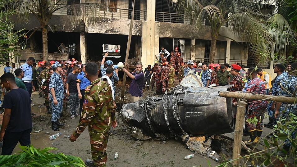 Rettungskräfte am Ort des Absturzes eines Militärjets in Dhaka.