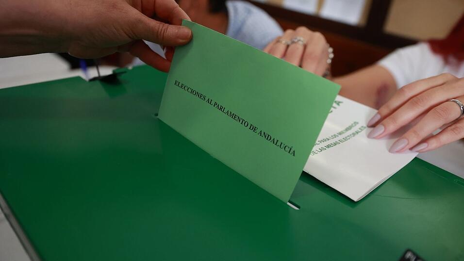 Die konservative Volkspartei PP hat bei der Regionalwahl in Andalusien ihre absolute Mehrheit verloren und ist in der bev&ouml;lkerungsreichsten Region Spaniens k&uuml;nftig auf die rechtspopulistische Vox angewiesen.