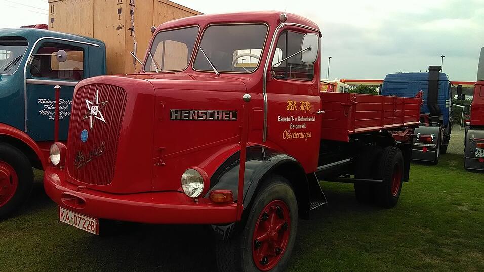 Ein alter Henschel in knalligem Rot. Ein alter Henschel in knalligem Rot.