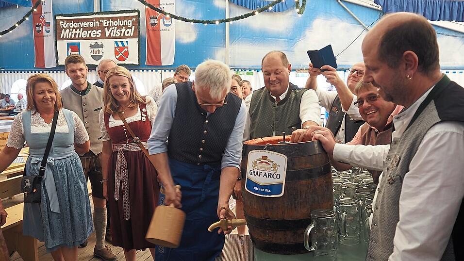 Schirmherr Werner Bumeder zapfte an. Schirmherr Werner Bumeder zapfte an.