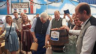 Schirmherr Werner Bumeder zapfte an.