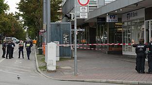 Nach der Explosion in einer Passage eines Geschäftshauses sperrte die Polizei den Bereich für die Spurensuche ab. Nach der Explosion in einer Passage eines Geschäftshauses sperrte die Polizei den Bereich für die Spurensuche ab.