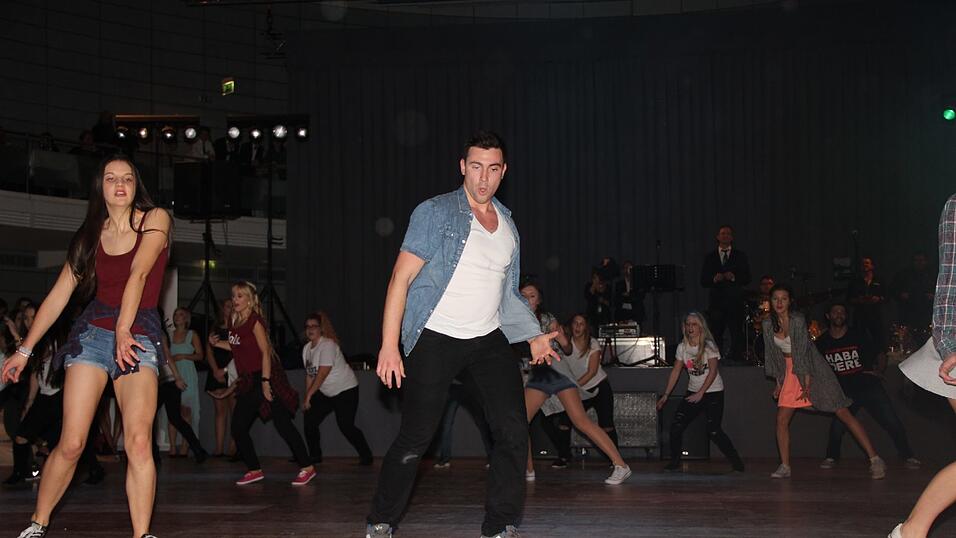 Die Bilder vom Abschlussball der Tanzschule Seidel in der Fraunhofer-Halle am 28. November. Die Bilder vom Abschlussball der Tanzschule Seidel in der Fraunhofer-Halle am 28. November.