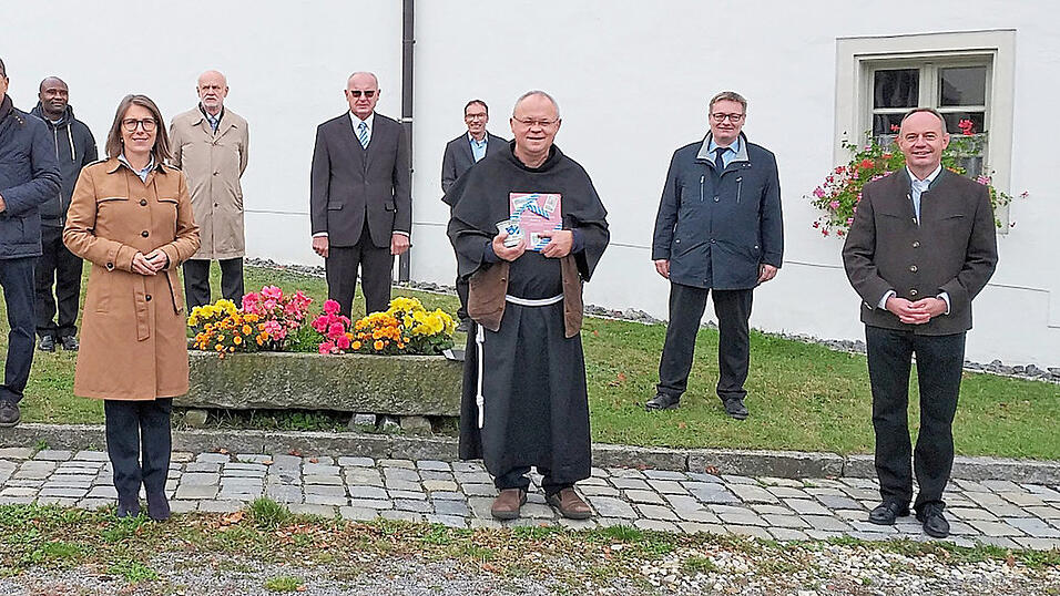 Die Verantwortlichen der Pfarreiengemeinschaft und die Ehrengäste hießen Pater Darek (Dritter von rechts) als neuen Pfarrer auf dem Bogenberg willkommen. Die Verantwortlichen der Pfarreiengemeinschaft und die Ehrengäste hießen Pater Darek (Dritter von rechts) als neuen Pfarrer auf dem Bogenberg willkommen.