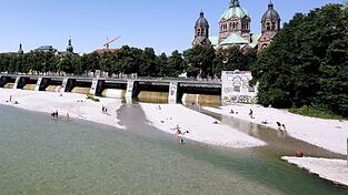 Abkühlung gefällig? In der Isar in München ist das möglich.