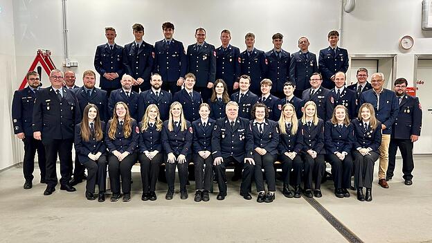 Sie waren Teil des Jubiläum-Lehrgangs: Die neuen Sprechfunker der Feuerwehren im Bereich Cham zusammen mit ihren Fühungskräften sowie Lehrgangsleiter Sebastian Scheuer (erste Reihe in der Mitte). Sie waren Teil des Jubiläum-Lehrgangs: Die neuen Sprechfunker der Feuerwehren im Bereich Cham zusammen mit ihren Fühungskräften sowie Lehrgangsleiter Sebastian Scheuer (erste Reihe in der Mitte).