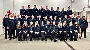 Sie waren Teil des Jubiläum-Lehrgangs: Die neuen Sprechfunker der Feuerwehren im Bereich Cham zusammen mit ihren Fühungskräften sowie Lehrgangsleiter Sebastian Scheuer (erste Reihe in der Mitte). Sie waren Teil des Jubiläum-Lehrgangs: Die neuen Sprechfunker der Feuerwehren im Bereich Cham zusammen mit ihren Fühungskräften sowie Lehrgangsleiter Sebastian Scheuer (erste Reihe in der Mitte).