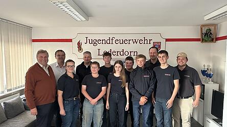 Die neu gew&auml;hlte F&uuml;hrungsriege der Jugendfeuerwehr Lederdorn mit Vertretern des KBI-Bereichs und der FFW-Vorstandschaft.