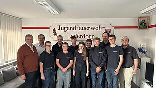 Die neu gewählte Führungsriege der Jugendfeuerwehr Lederdorn mit Vertretern des KBI-Bereichs und der FFW-Vorstandschaft. Die neu gewählte Führungsriege der Jugendfeuerwehr Lederdorn mit Vertretern des KBI-Bereichs und der FFW-Vorstandschaft.
