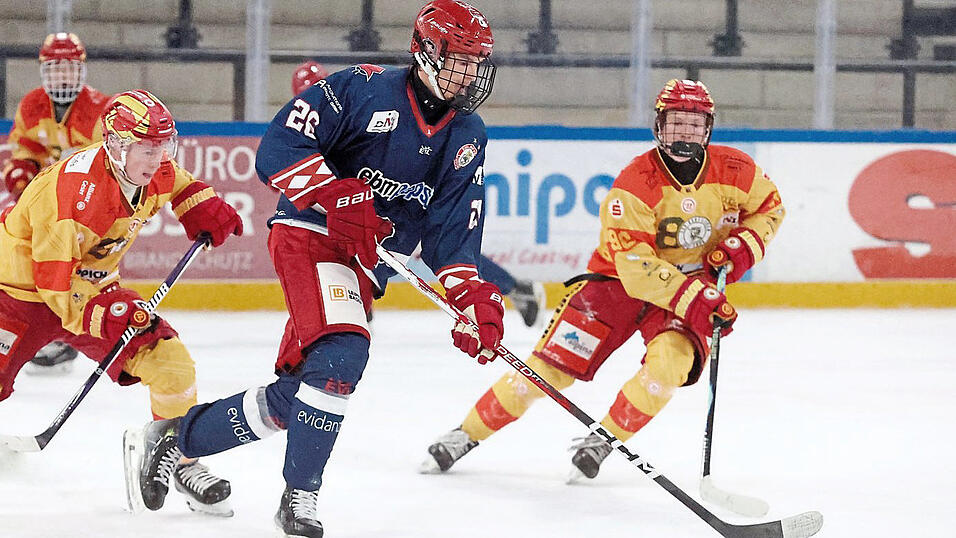 Stürmer Martin Heinrich (blaues Trikot) fehlte der U 20 zuletzt, kehrt jetzt in Köln aber voraussichtlich zurück. Stürmer Martin Heinrich (blaues Trikot) fehlte der U 20 zuletzt, kehrt jetzt in Köln aber voraussichtlich zurück.