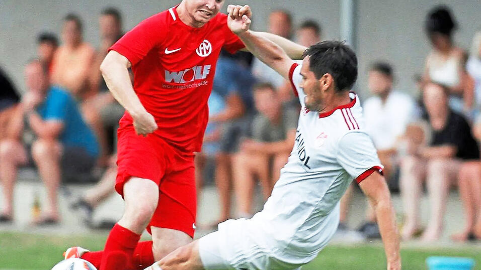 FC-Stürmer Sebastian Bolling (links) im Zweikampf mit Michael Hätscher. Der gastgebende FCW sorgte im Derby für klare Verhältnisse. FC-Stürmer Sebastian Bolling (links) im Zweikampf mit Michael Hätscher. Der gastgebende FCW sorgte im Derby für klare Verhältnisse.