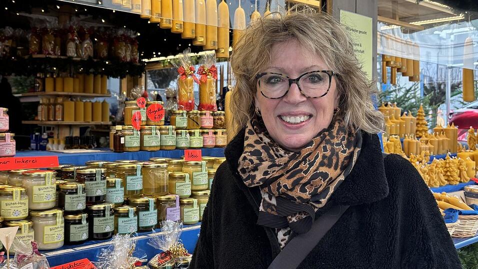 Dianne Tamburro sch&auml;tzt den Stand der Imkerei Grundner aus Laberweinting auf dem Christkindlmarkt und kennt die Familie gut, denn zwei Familienmitglieder waren bereits auf Austausch in Melbourne.