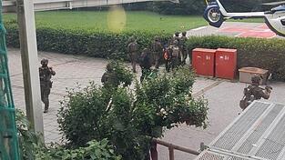 Beamte eines Spezialeinsatzkommandos bringen den 49-Jährigen in Fußfesseln zu einem Polizeihubschrauber. Beamte eines Spezialeinsatzkommandos bringen den 49-Jährigen in Fußfesseln zu einem Polizeihubschrauber.