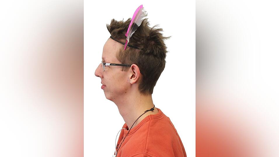 Haar-Accessoires und Federn: In f&uuml;nf Minuten zum Indianer wirst du schnell durch zwei Dinge. Ein einfaches Haarband und ein paar Federn zum Aufkleben. Ein braunes T-Shirt und Kriegsbemalung dazu und fertig ist der Indianer. Aber Achtung: Bei echten Federn immer ein bisschen aufpassen, dass sie nicht zu dreckig sind.