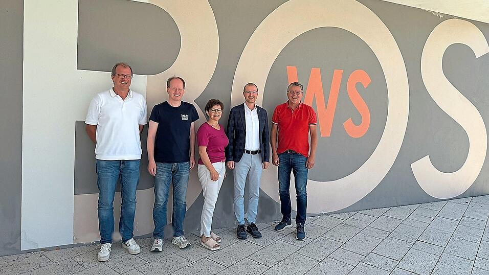 Das Schulleitungsteam des Beruflichen Schulzentrums Cham (von links): Gregor Schaffner (EDV-Systembetreuer), Ralf-Erik Schenk (Mitarbeiter in der Schulleitung), Martina Dorner (Beauftragte f&uuml;r die Wirtschaftsschule), Joachim Raab (Schulleiter), J&uuml;rgen Lichtlein (St&auml;ndiger Vertreter des Schulleiters)