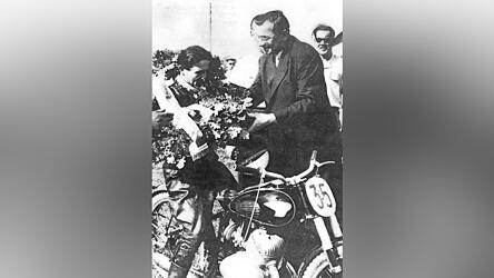 Ein Rennunfall kostete Landrat Dr. Josef Kiener 1956 das Leben. Hier Kiener bei seiner letzten Siegerehrung.