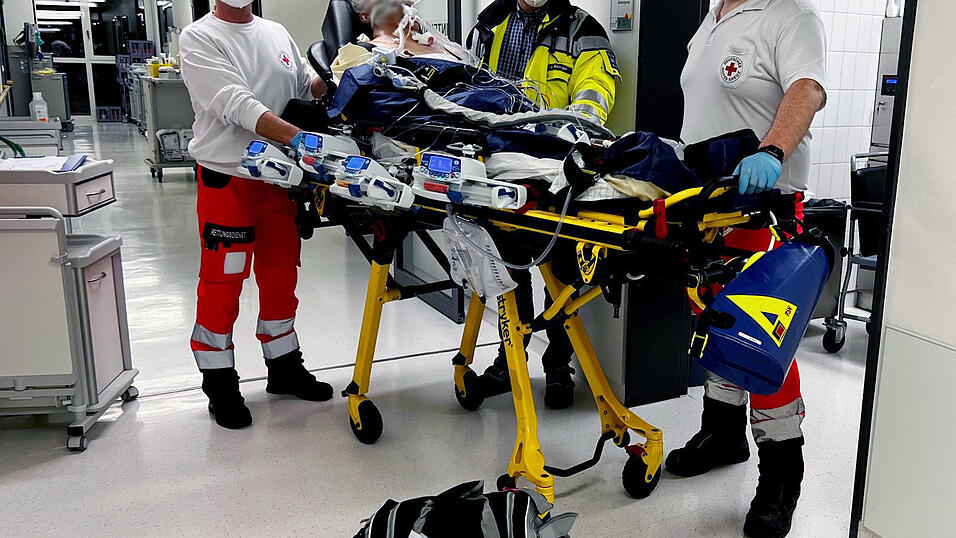 Es werden immer mehr und weitere Transporte nötig, damit die Intensivpatienten versorgt werden können. Gemeinsam mit dem Ärztlichen Leiter Krankenhaus-Koordination, Jürgen Königer (Mitte), haben die Notfallsanitäter Michael Ingerl (links) und Peter Lachmann (rechts) hier den Transport eines Patienten vorbereitet. Es werden immer mehr und weitere Transporte nötig, damit die Intensivpatienten versorgt werden können. Gemeinsam mit dem Ärztlichen Leiter Krankenhaus-Koordination, Jürgen Königer (Mitte), haben die Notfallsanitäter Michael Ingerl (links) und Peter Lachmann (rechts) hier den Transport eines Patienten vorbereitet.