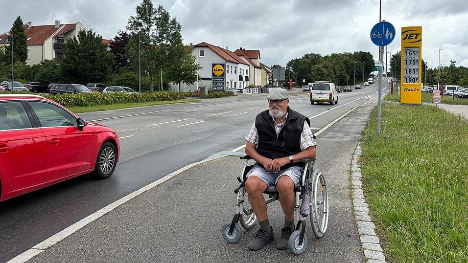 Werner Bauer an seinem Kreisel an der Geiselhöringer Straße: 'Es ist immer was los hier', sagt er.