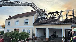 Nach dem Ablöschen zeigt sich das komplette Ausmaß der Zerstörung. Dank einer Brandwand kann das angrenzende Einfamilienhaus gehalten werden.