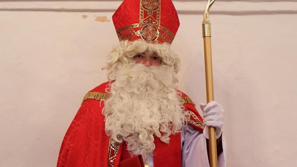 bereits seit seinem 16. Lebenjahr schlüpft Kevin Dietze in die Rolle des Heiligen Nikolauses. bereits seit seinem 16. Lebenjahr schlüpft Kevin Dietze in die Rolle des Heiligen Nikolauses.