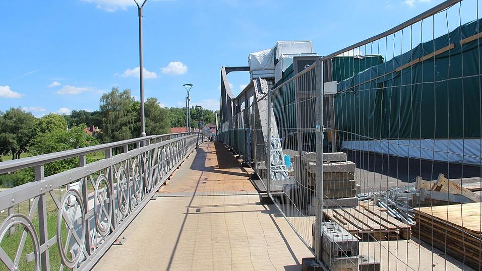 Der Gehweg über die Landauer Isarbrücke bekommt wieder die volle Breite. Der Gehweg über die Landauer Isarbrücke bekommt wieder die volle Breite.