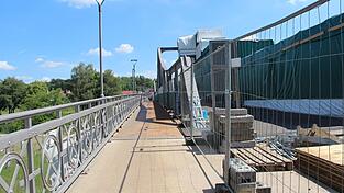 Der Gehweg &uuml;ber die Landauer Isarbr&uuml;cke bekommt wieder die volle Breite.