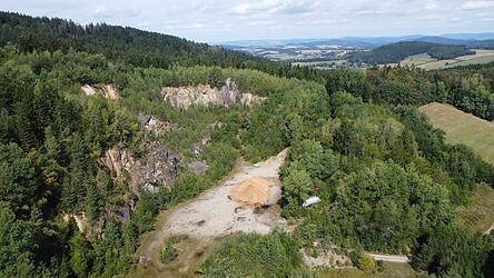 Der Steinbruch Igleinsberg, seit rund 15 Jahren stillgelegt, soll reaktiviert werden.
