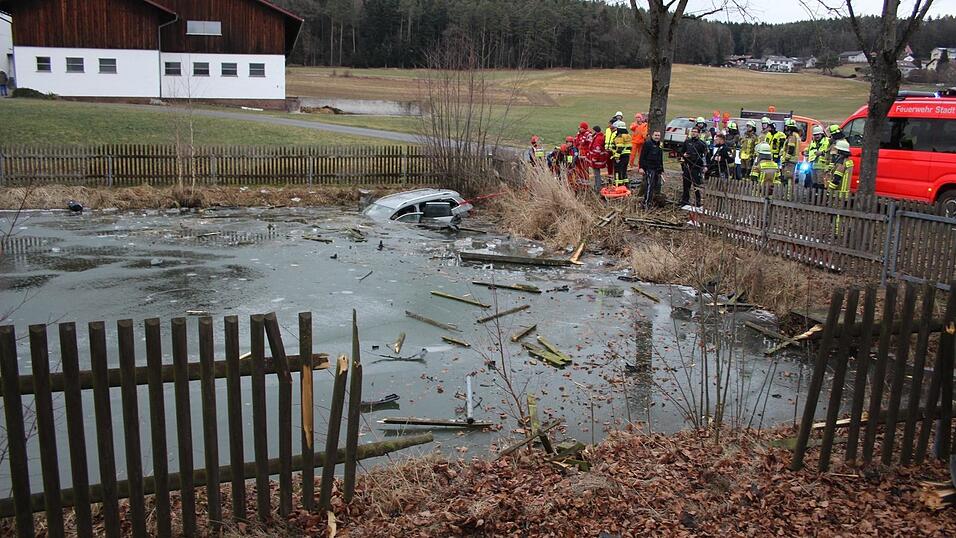 Der Fahrer hat mit seinem Auto den Zaun durchbrochen, prallte vermutlich auf der anderen Seite gegen einen Baum und landete schließlich im Wasser. Zahlreiche Helfer waren im Einsatz. Der Fahrer hat mit seinem Auto den Zaun durchbrochen, prallte vermutlich auf der anderen Seite gegen einen Baum und landete schließlich im Wasser. Zahlreiche Helfer waren im Einsatz.