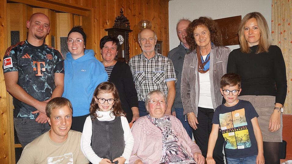 Unter die vielen Geburtstagsg&auml;ste mischten sich die Gl&uuml;ckwunschboten der Gemeinde und der Pfarrei, die Elisabeth Seidl hochleben lie&szlig;en. Mit im Bild sind Vertreter aller Generationen ihrer gro&szlig;en Familie.