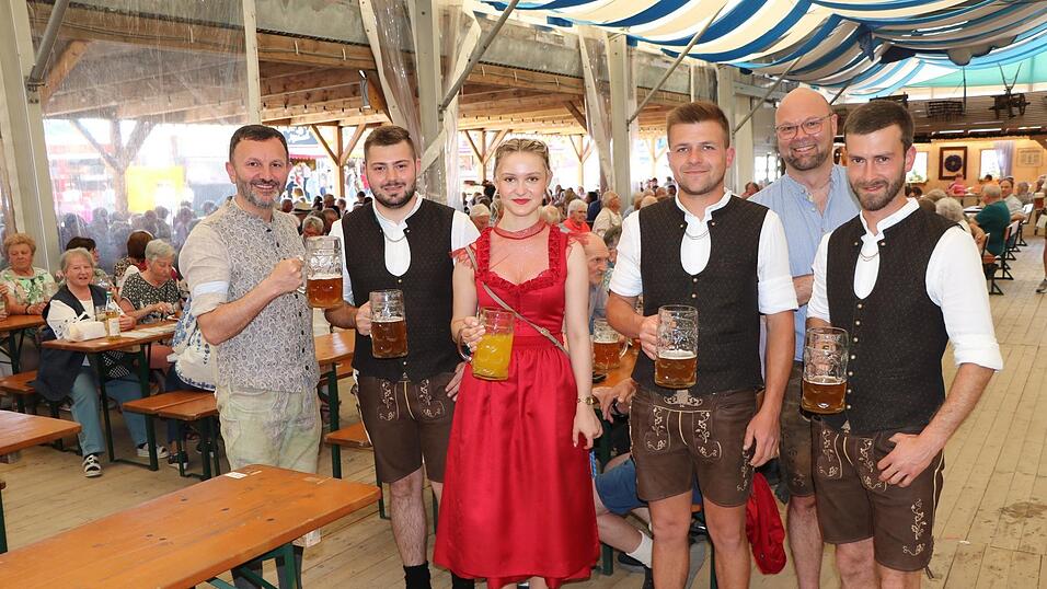 B&uuml;rgermeister Markus Hofmann (l.), Stadtpfarrer Thomas Winderl und das Pfingstbrautpaar mit Begleitern gingen durch die Tischreihen und prosteten den Senioren zu.