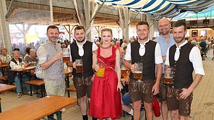 Bürgermeister Markus Hofmann (l.), Stadtpfarrer Thomas Winderl und das Pfingstbrautpaar mit Begleitern gingen durch die Tischreihen und prosteten den Senioren zu. Bürgermeister Markus Hofmann (l.), Stadtpfarrer Thomas Winderl und das Pfingstbrautpaar mit Begleitern gingen durch die Tischreihen und prosteten den Senioren zu.