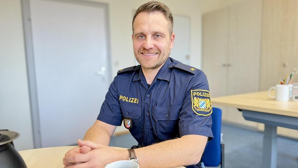 Nach 23 Jahren endlich beruflich in seinem Heimatlandkreis angekommen: Am 1. Oktober übernahm Michael Mühlbauer die Polizei-Inspektion Furth im Wald. Zu Hause ist der gebürtige Arnschwanger nun in Schorndorf. Nach 23 Jahren endlich beruflich in seinem Heimatlandkreis angekommen: Am 1. Oktober übernahm Michael Mühlbauer die Polizei-Inspektion Furth im Wald. Zu Hause ist der gebürtige Arnschwanger nun in Schorndorf.