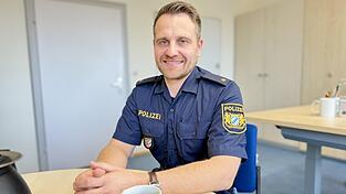 Nach 23 Jahren endlich beruflich in seinem Heimatlandkreis angekommen: Am 1. Oktober übernahm Michael Mühlbauer die Polizei-Inspektion Furth im Wald. Zu Hause ist der gebürtige Arnschwanger nun in Schorndorf. Nach 23 Jahren endlich beruflich in seinem Heimatlandkreis angekommen: Am 1. Oktober übernahm Michael Mühlbauer die Polizei-Inspektion Furth im Wald. Zu Hause ist der gebürtige Arnschwanger nun in Schorndorf.
