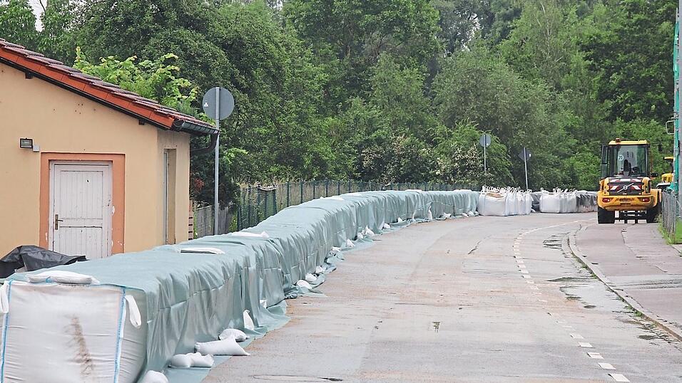 Hochwasserschutz am Schanzlweg: Die Unterlagen zum Planfeststellungsverfahren liegen ab Montag vier Wochen aus. Das Foto zeigt die Schutzma&szlig;nahmen beim Hochwasser im Juni vergangenen Jahres.