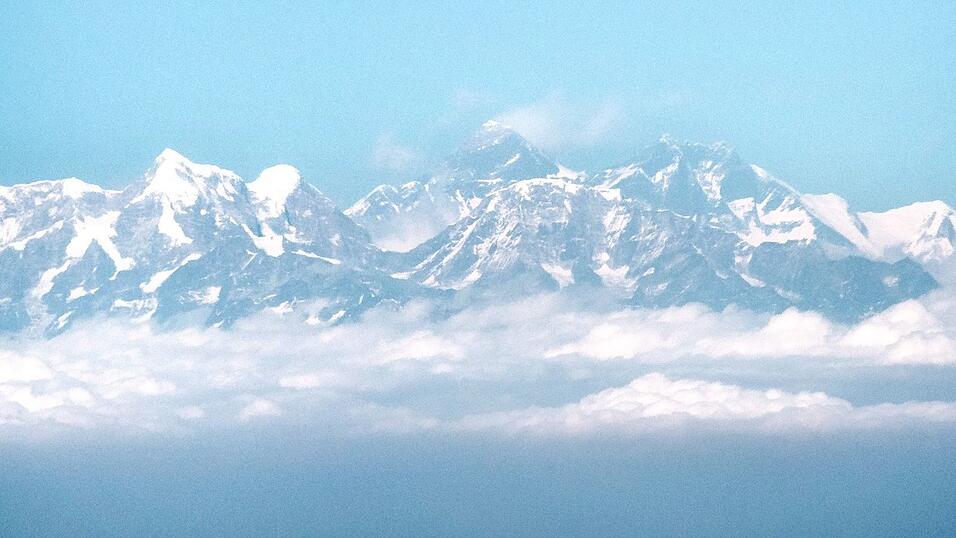 Blick auf das Himalaya-Gebirge mit dem Mount Everest. (Bild Archiv)