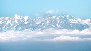 Blick auf das Himalaya-Gebirge mit dem Mount Everest. (Bild Archiv)