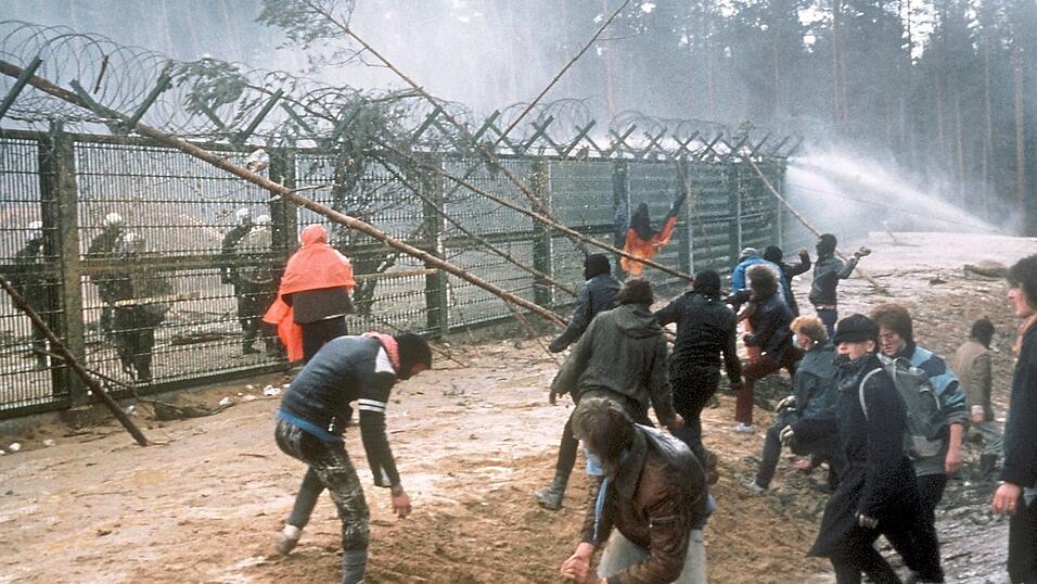 Demonstranten protestieren am Bauzaun gegen den Bau der Wiederaufarbeitungsanlage (WAA). Demonstranten protestieren am Bauzaun gegen den Bau der Wiederaufarbeitungsanlage (WAA).