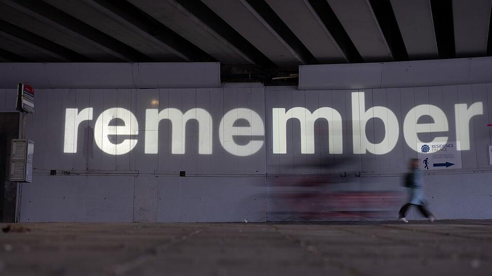 An Unterf&uuml;hrung an der Metrostation Maalbeek, an der am 22. M&auml;rz 2016 einer der Terroranschlag stattfand, wird derzeit das englische Wort &laquo;remember&raquo; die Wand projiziert und damit zum Erinnern angeregt.