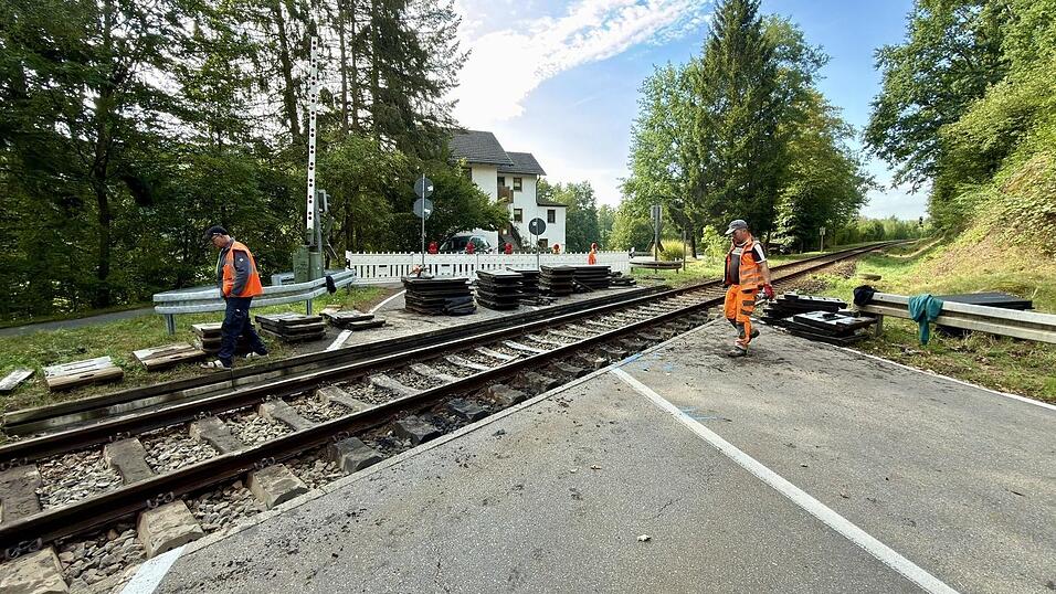 Die laufenden Sanierungsarbeiten am Bahnübergang Arnschwang. Die laufenden Sanierungsarbeiten am Bahnübergang Arnschwang.
