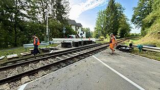 Die laufenden Sanierungsarbeiten am Bahnübergang Arnschwang. Die laufenden Sanierungsarbeiten am Bahnübergang Arnschwang.