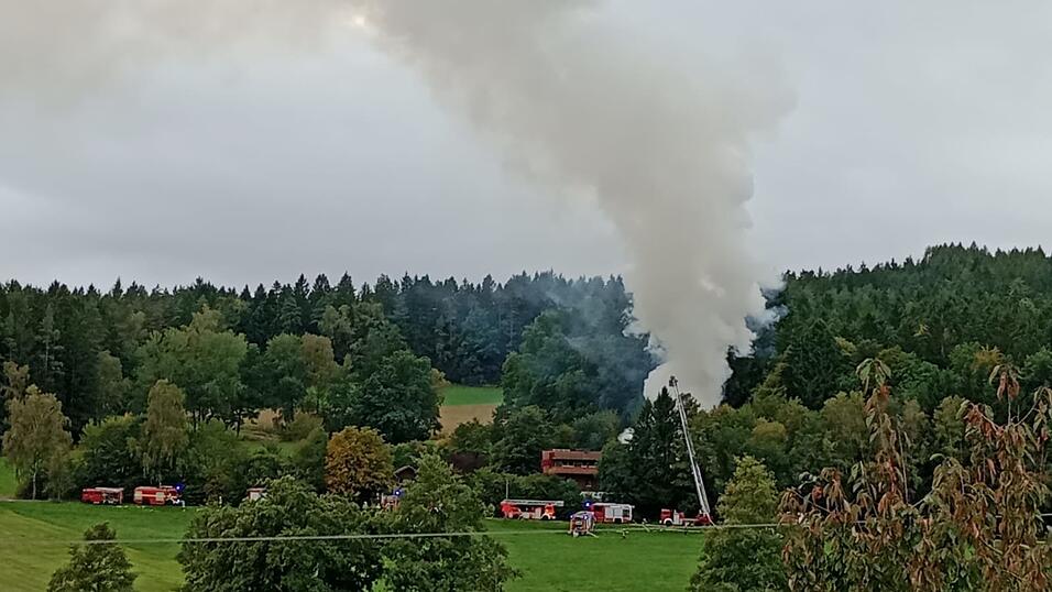 Ein Nebengebäude eines Anwesens brennt. Ein Nebengebäude eines Anwesens brennt.