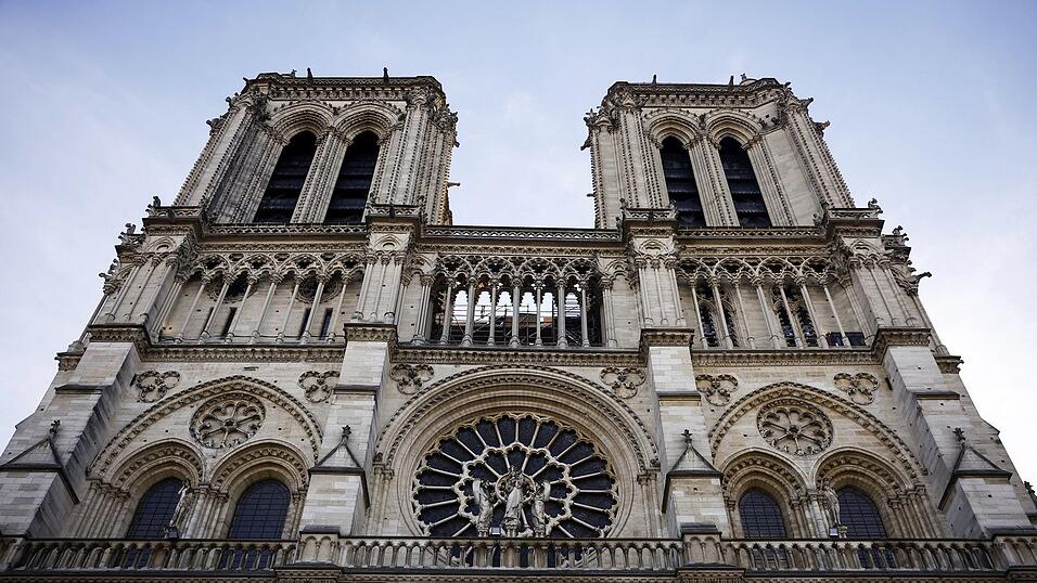 Die Pariser Kathedrale Notre-Dame, f&uuml;nf Jahre nach dem verheerenden Brand, erstrahlt wieder in neuem Glanz und empf&auml;ngt ihre Besucher mit frischer Sch&ouml;nheit und Geschichte.