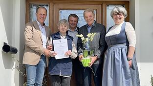 Sie gratulierten der ältesten Gemeindebürgerin (v.l.): 1. Bürgermeister Leonhard Berger, Anna Schlachtbauer, 2. Bürgermeister Lorenz Selmeier, stellvertretender Landrat Martin Huber, 3. Bürgermeisterin Maria Huber.