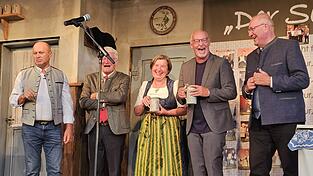 Laienbühne-Vorsitzender Säp Kiesl bringt nicht nur den Kulturpreis-Träger 2025 zum Lachen. Laienbühne-Vorsitzender Säp Kiesl bringt nicht nur den Kulturpreis-Träger 2025 zum Lachen.