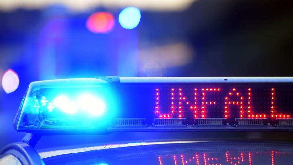 Der Radfahrer kam schwer verletzt in ein Krankenhaus. (Symbolbild)