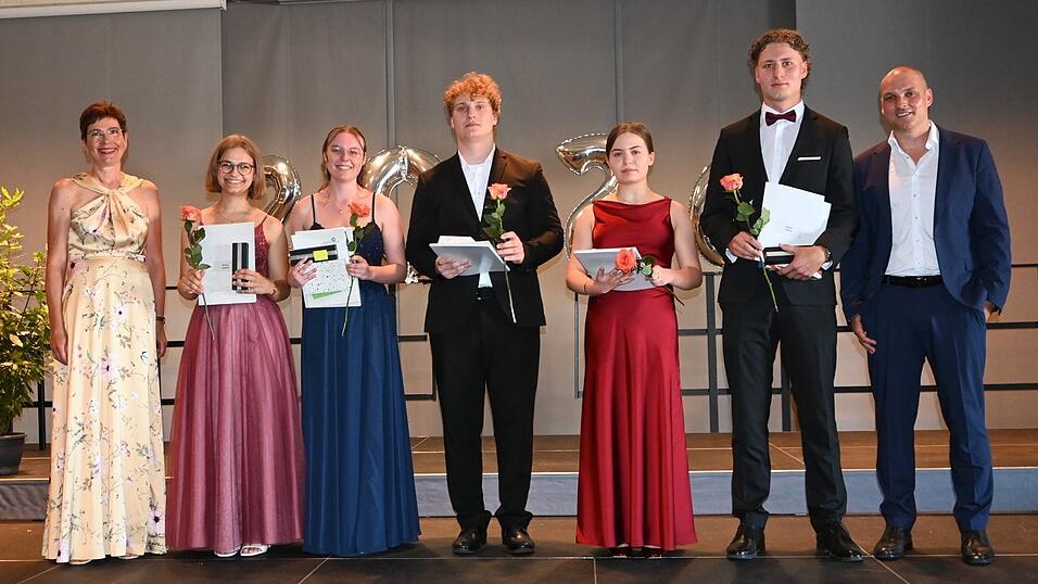 Lorenz Huber, Julia Haage, Moritz Wittner, Katharina Lais und Sophie Bauer haben das Abitur mit einem Schnitt von 1,0 geschafft.